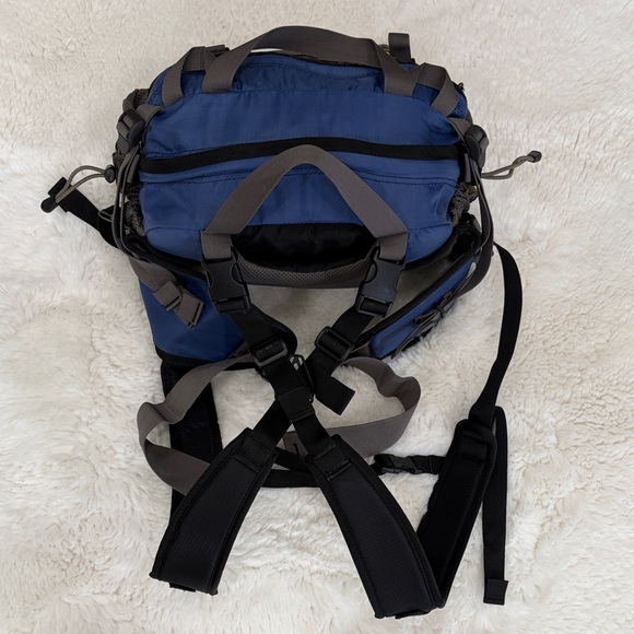 Mountainsmith,Blue and Gray Waist Pack – Hands-Free Carry - Picture 7 of 17